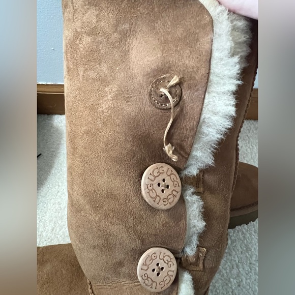 Woman’s UGG’s size 8 - Picture 2 of 5